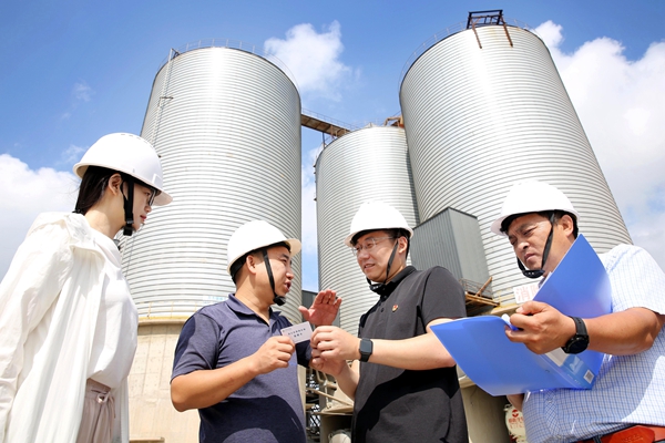 2、黨員干部走訪張艞企業(yè)共同謀劃村企共建。朱華南 攝