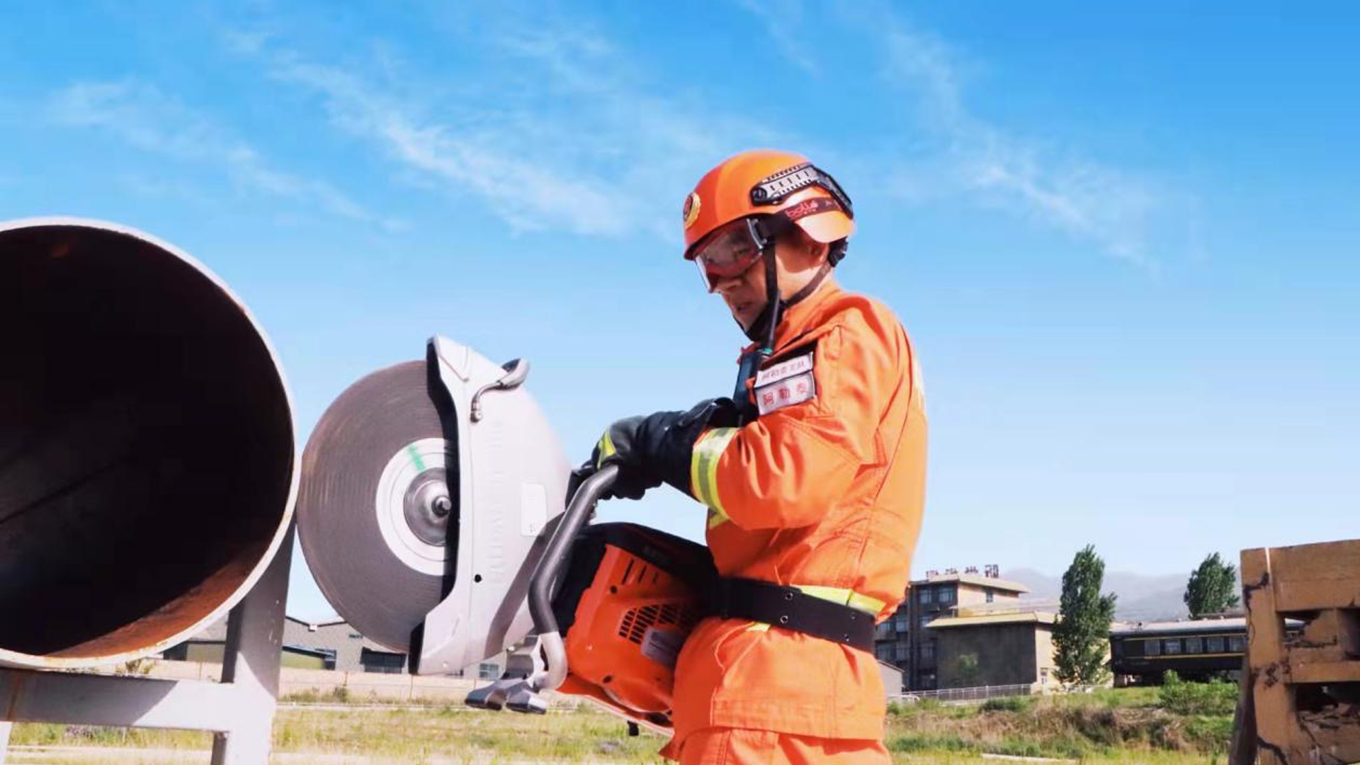 白立成正在進(jìn)行地震救援裝備無齒鋸操作(攝影 安寶)