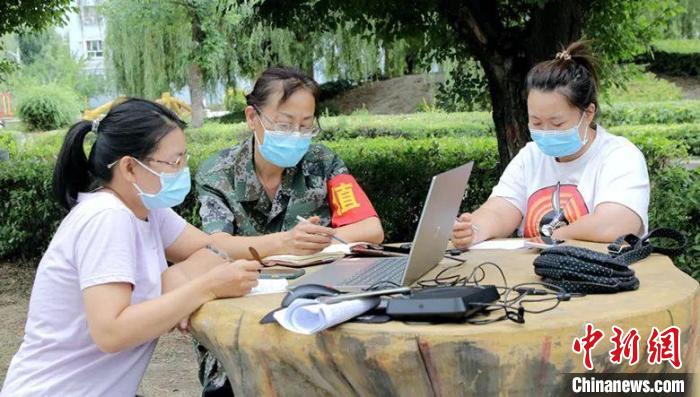 幾名下沉干部匯總一天的疫情防控工作情況?！罾杳?攝