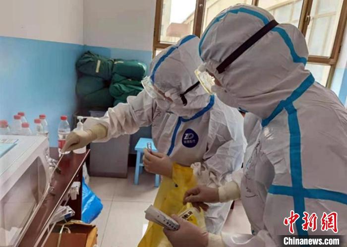 第四師總醫(yī)院的醫(yī)護人員正在認真化驗。　高晨 攝