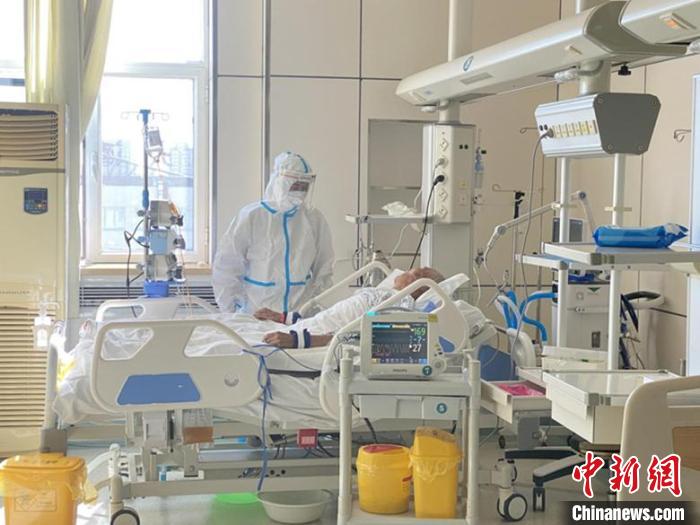 在第四師總醫(yī)院，醫(yī)務工作者守護在患者身邊。　高晨 攝