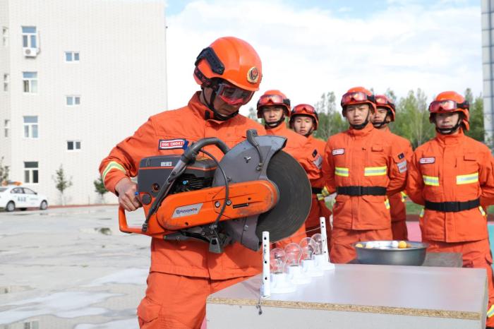 全國119先進(jìn)個(gè)人白立成同志 阿勒泰森林消防支隊(duì)張浩攝