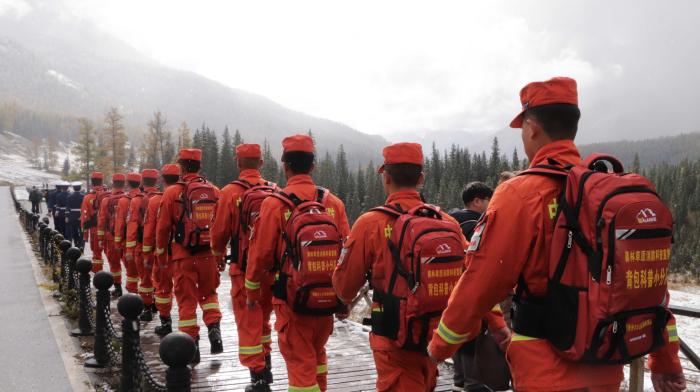 節(jié)日期間“科普背包小分隊(duì)”深入景區(qū)開展防火執(zhí)勤 阿勒泰森林消防支隊(duì)張浩攝