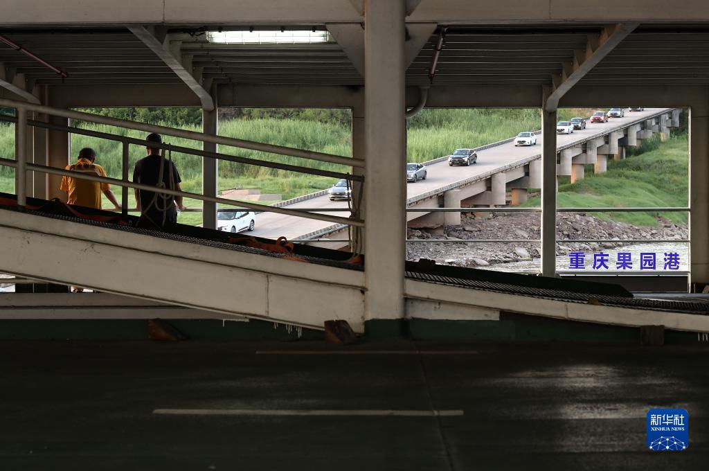 勞動創(chuàng)造幸?！弦苿拥摹凹摇保簼L裝船上的工作與生活 (11)