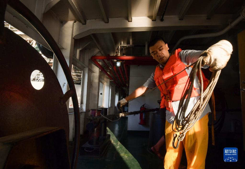 勞動創(chuàng)造幸?！弦苿拥摹凹摇保簼L裝船上的工作與生活 (8)