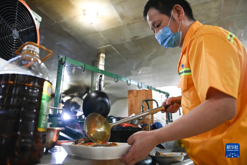 勞動創(chuàng)造幸?！弦苿拥摹凹摇保簼L裝船上的工作與生活 (6)