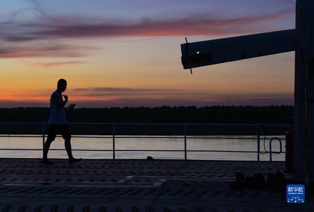 勞動創(chuàng)造幸?！弦苿拥摹凹摇保簼L裝船上的工作與生活 (5)
