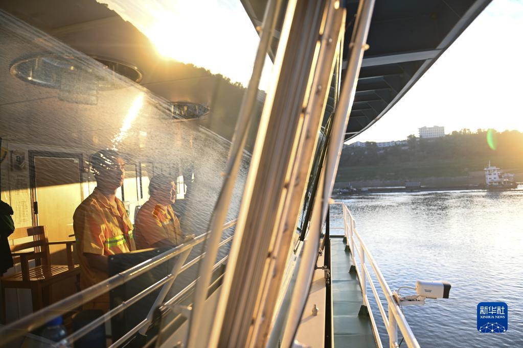 勞動創(chuàng)造幸?！弦苿拥摹凹摇保簼L裝船上的工作與生活 (3)