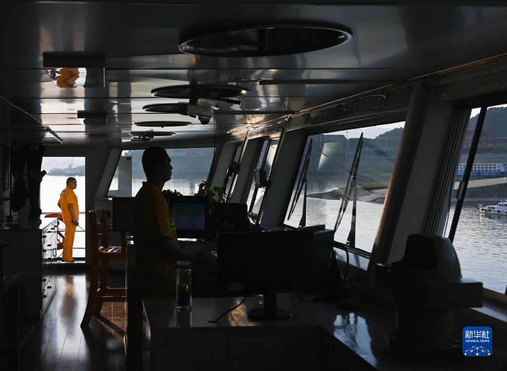 勞動創(chuàng)造幸?！弦苿拥摹凹摇保簼L裝船上的工作與生活 (2)