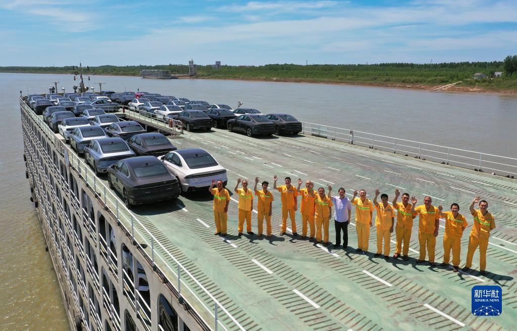 勞動創(chuàng)造幸?！弦苿拥摹凹摇保簼L裝船上的工作與生活 (1)