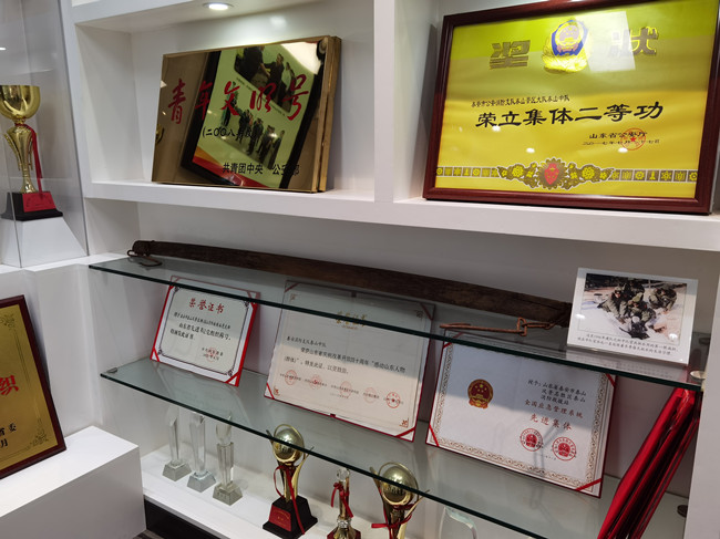 建隊(duì)之初消防站內(nèi)挑水用的第一根扁擔(dān)仍被完好的保存在站內(nèi)。 劉穎婕攝