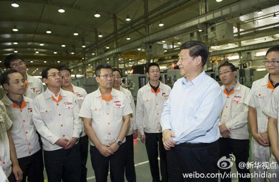 2013年8月30日，在沈陽(yáng)機(jī)床集團(tuán)看到企業(yè)攻克了一個(gè)個(gè)難關(guān)，掌握了國(guó)際先進(jìn)技術(shù)后，習(xí)近平說(shuō)，技術(shù)和糧食一樣，靠別人靠不住，要端自己的飯碗，自立才能自強(qiáng)。圖片來(lái)源：新華社