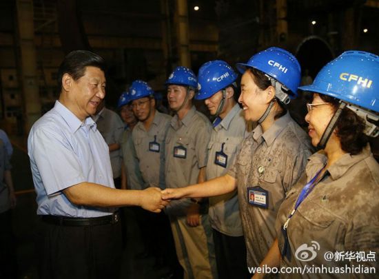 2013年8月28日傍晚，習(xí)近平來(lái)到大連加氫反應(yīng)器制造有限公司考察。圖片來(lái)源：新華社