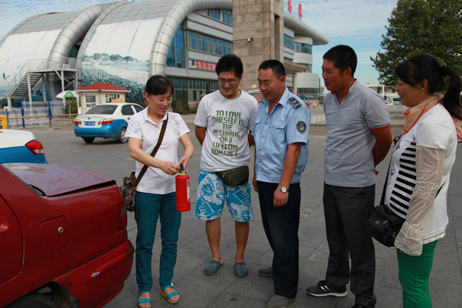 長島的哥的姐消防志愿者在開展消防安全宣傳。長島大隊(duì)供圖