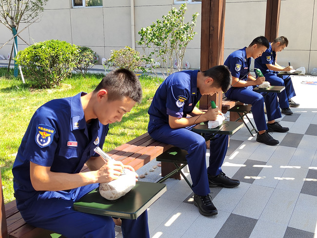 大隊(duì)組建石刻班，豐富駐島消防員文化生活。長島大隊(duì)供圖