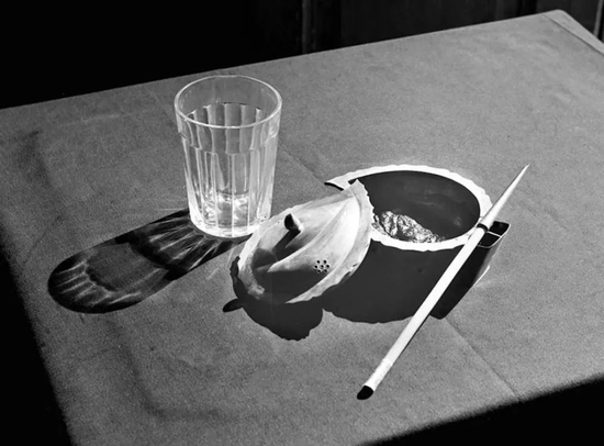 焦裕祿患慢性肝病以后，仍然忘我地堅(jiān)持工作。他以驚人的毅力，同病魔作斗爭，在他的臥室里、藤椅邊、床上，放著墨盒蓋、玻璃杯等一類小東西，每當(dāng)肝痛得厲害的時(shí)候，他就拿這些硬東西頂著疼的地方，頑強(qiáng)地堅(jiān)持工作和學(xué)習(xí)。新華社發(fā)