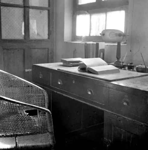 焦裕祿同志患著肝病，但他忍受了巨大的痛苦，仍然全心全意投到改變蘭考縣面貌的斗爭中去。肝時(shí)時(shí)發(fā)痛，他就用手或硬東西壓著肝部，繼續(xù)工作，日子久了，他坐的藤椅，被頂出了一個(gè)大窟窿。新華社記者嚴(yán)世昌攝