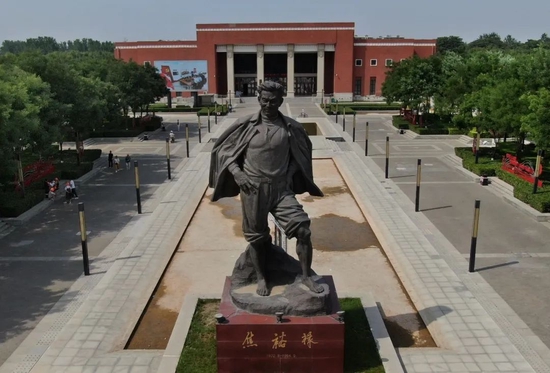  蘭考縣文化交流中心內(nèi)的焦裕祿塑像（無人機(jī)照片）。新華社記者 李安 攝