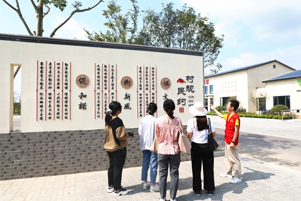 “文明美”點亮鄉(xiāng)村“振興紅”。張欣羽攝