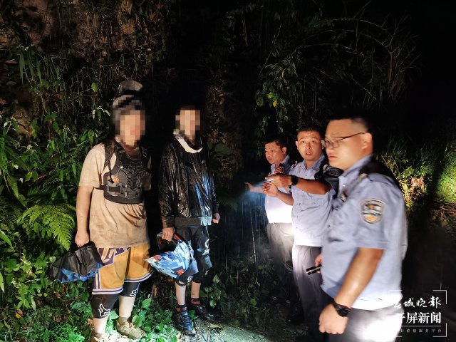 突發(fā)山洪致3騎行者被困深山 隆陽民警搭“人鏈橋”極速救援