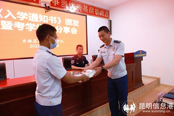 馬玉博向楊文忠贈送考學(xué)書籍。王杰攝