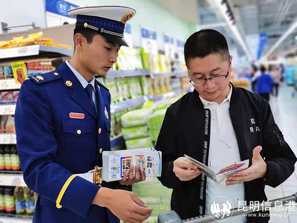 圖為馬玉博開展消防員招錄宣傳。馬杰璋攝