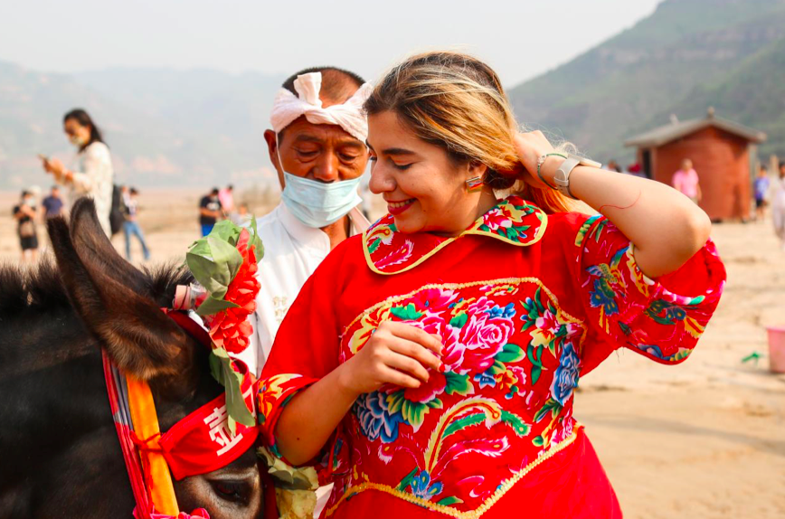 【2022打卡中國】看河水奔涌 聽古渡低吟 外國網(wǎng)紅體驗黃河的“千種風(fēng)情”_fororder_cccc1