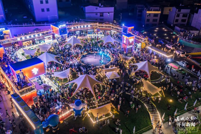 “玉見(jiàn)省運(yùn)·商旅街區(qū)”迎客，玉溪又多了一個(gè)“夜經(jīng)濟(jì)”新地標(biāo)（開(kāi)屏新聞?dòng)浾?李春麗 通訊員 楊洋 攝）