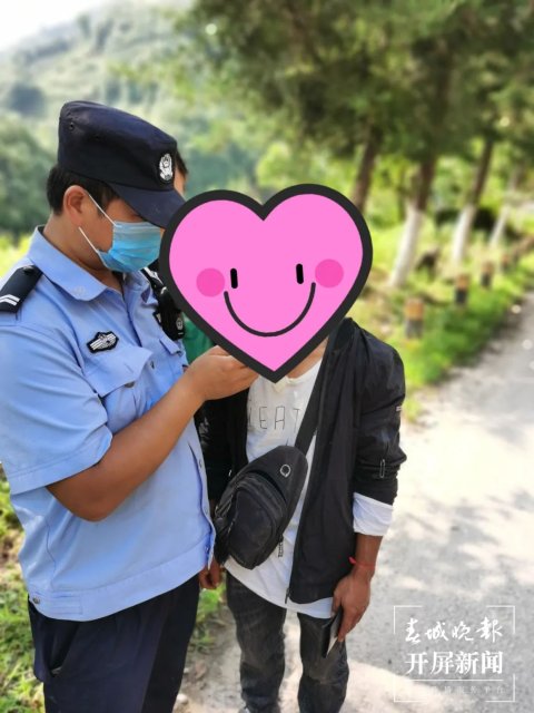 小貨車墜河！昌寧一民警跳入湍急河水中救人