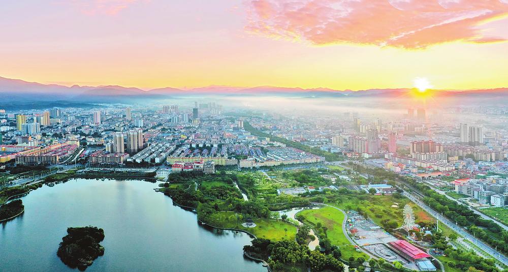 瑞麗城市一景 供圖.jpg