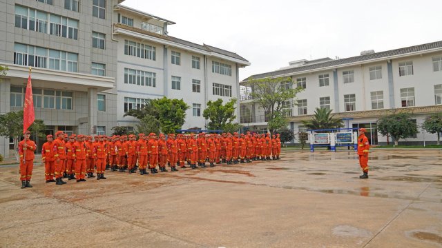 云南省森林消防總隊已派出736名指戰(zhàn)員增援重慶火場（供圖）