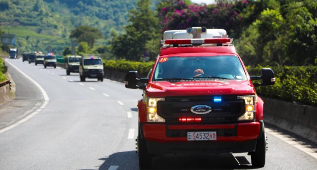 云南省森林消防總隊已派出736名指戰(zhàn)員增援重慶火場（供圖）