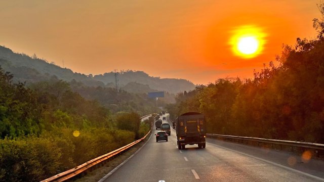 云南省森林消防總隊已派出736名指戰(zhàn)員增援重慶火場（供圖）