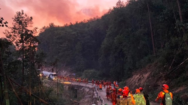 云南省森林消防總隊已派出736名指戰(zhàn)員增援重慶火場（供圖）