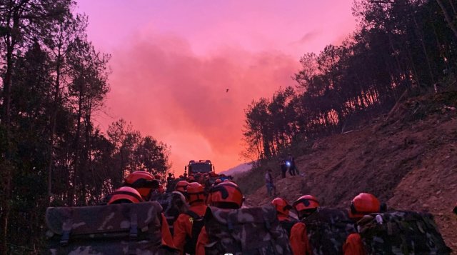 云南省森林消防總隊已派出736名指戰(zhàn)員增援重慶火場（供圖）
