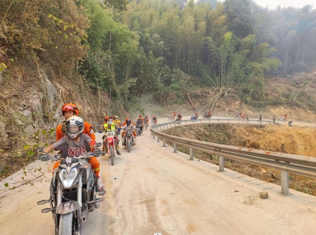 云南省森林消防總隊已派出736名指戰(zhàn)員增援重慶火場（供圖）