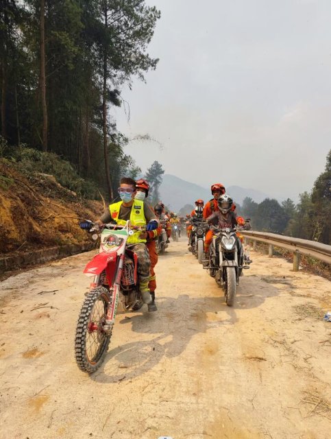 云南省森林消防總隊已派出736名指戰(zhàn)員增援重慶火場（供圖）