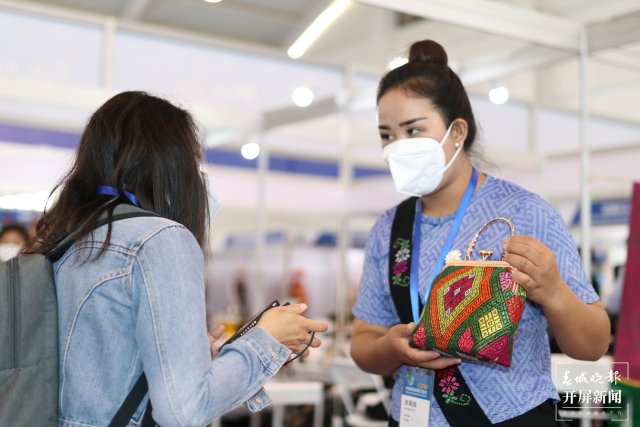 非遺“吸睛” 德宏傳統(tǒng)文化扮靚旅交會 (1).JPG