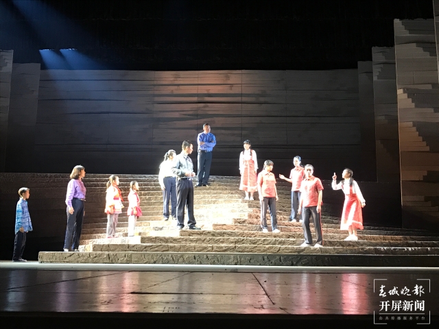 大型原創(chuàng)話劇《桂梅老師》在昆首演（春城晚報-開屏新聞記者 楊質(zhì)高 攝）