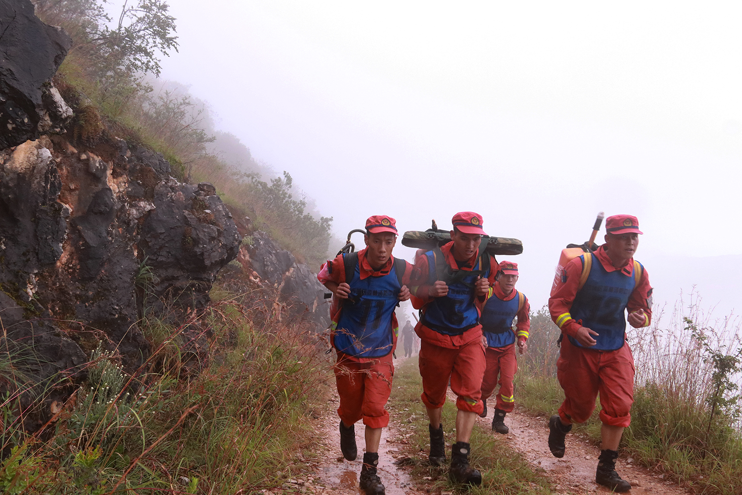 野外山地?cái)y裝行軍 野外山地?cái)y裝行軍