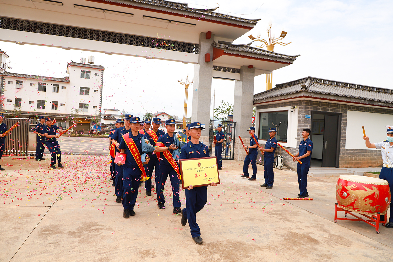 載譽(yù)而歸 載譽(yù)而歸