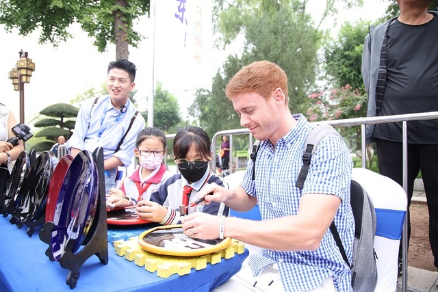 黃河文化輝映齊魯 2022“打卡中國·最美地標(biāo)——你好，山東！” 網(wǎng)絡(luò)國際傳播活動走進濟南_fororder_視頻博主杰森體驗制作非遺產(chǎn)品鮑山刻瓷 攝影 李開龍.JPG