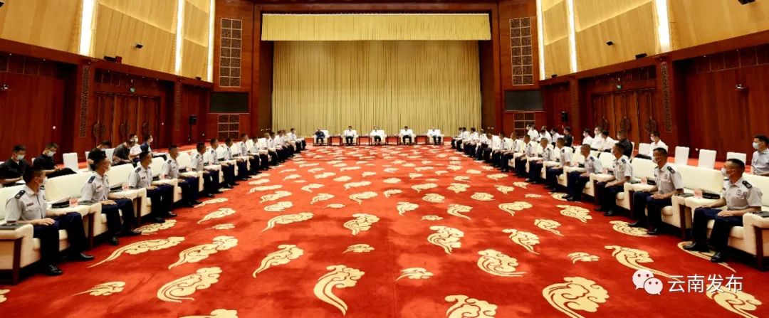 省委省政府領(lǐng)導會見云南森林消防滅火救援隊伍代表 王寧講話 王予波參加