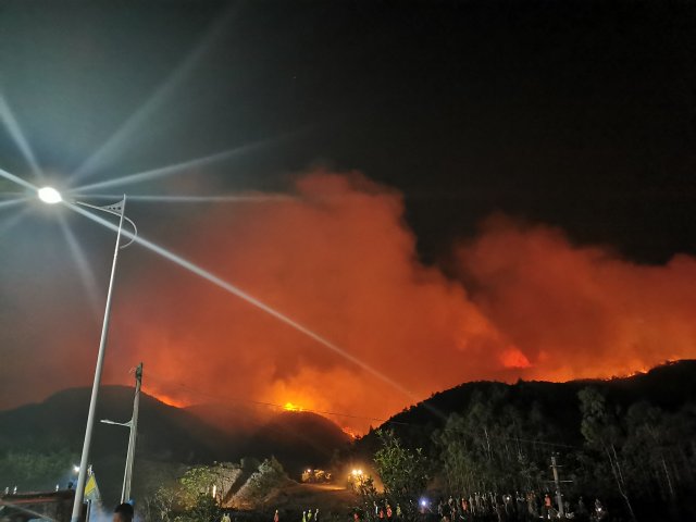 安寧青龍“5·09”危化企業(yè)保衛(wèi)戰(zhàn)（云南省森林消防總隊供圖） (5).jpg