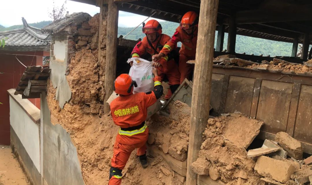 漾濞地震搜救（云南森林消防總隊供圖） (2).png