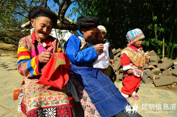 民族服飾（適志宏攝）