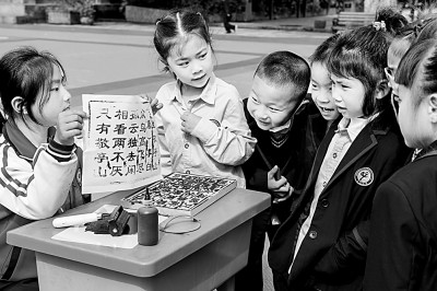 “背書包 上學(xué)?！?第一步這樣邁更從容