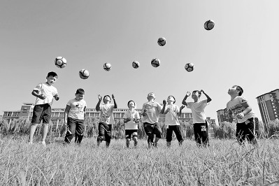 “背書包 上學(xué)?！?第一步這樣邁更從容