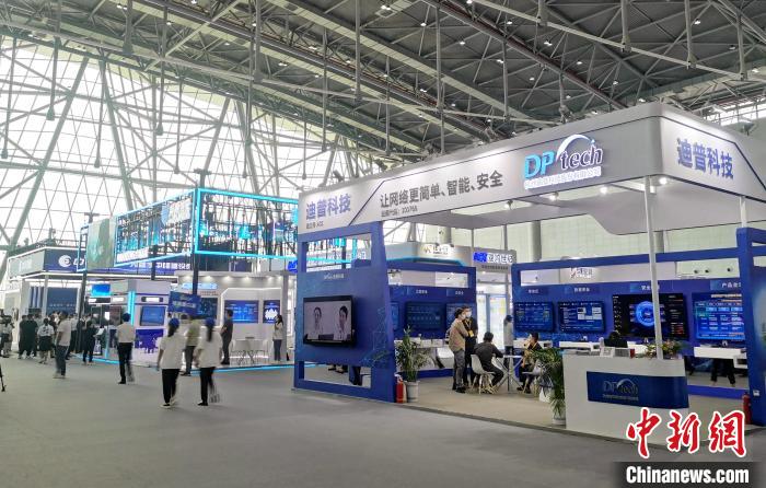 2022年國家網(wǎng)絡(luò)安全宣傳周網(wǎng)絡(luò)安全博覽會展區(qū)一隅?！『戏适形麄鞑抗﹫D