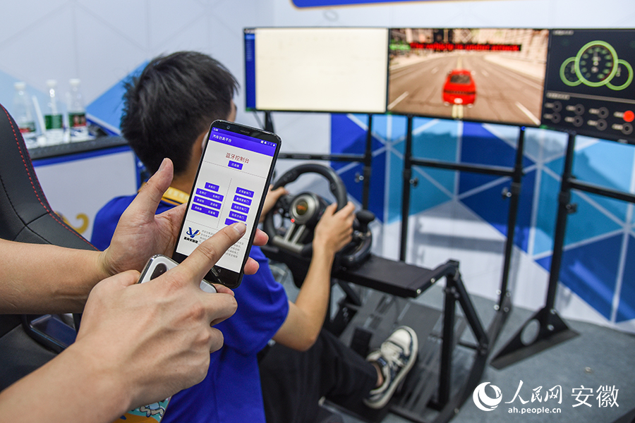 觀眾體驗(yàn)汽車仿真平臺(tái)網(wǎng)絡(luò)攻防演示。人民網(wǎng) 李希蒙攝